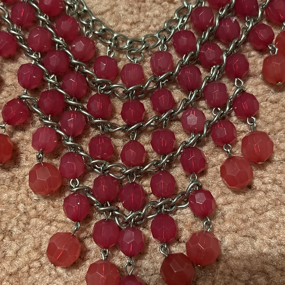 Red statement necklace - Picture 2 of 3